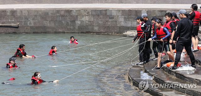 인명구조 연습하는 초등학생들