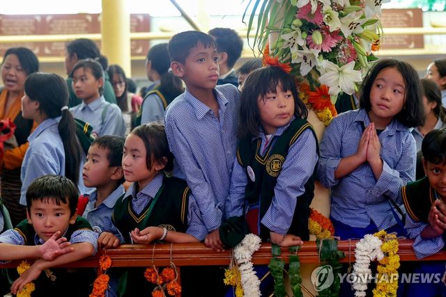 달라이 라마 90세 생일 축하하는 티베트 어린이들