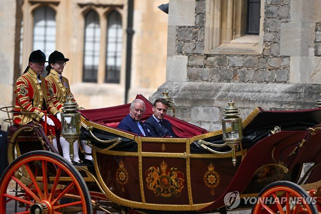 마차 타고 이동하는 찰스 3세와 마크롱 대통령