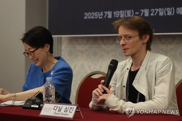 인사말 하는 다닐 심킨 발레리노