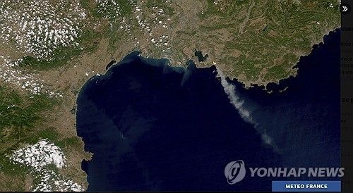 마르세유 부근의 산불 연기 이동 위성사진.