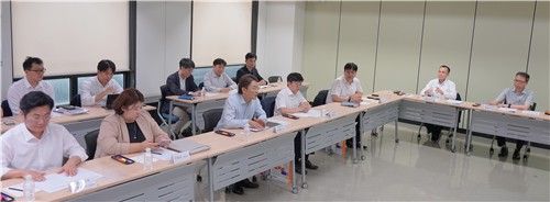 권대영 금융위원회 사무처장이 8일 오후 서울 중구 한국프레스센터 신용회복위원회에서 열린 소상공인 금융 애로 해소를 위한 첫 번째 현장 간담회에서 정책 수요자, 관련 전문가들로부터 현장의 목소리를 청취했다. [금융위 제공]