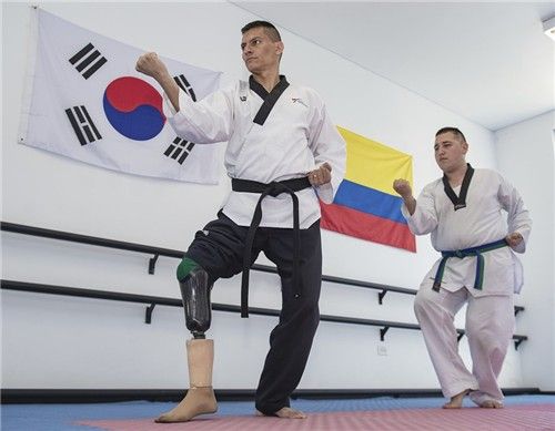 태권도를 배우며 재활하는 콜롬비아 상이용사