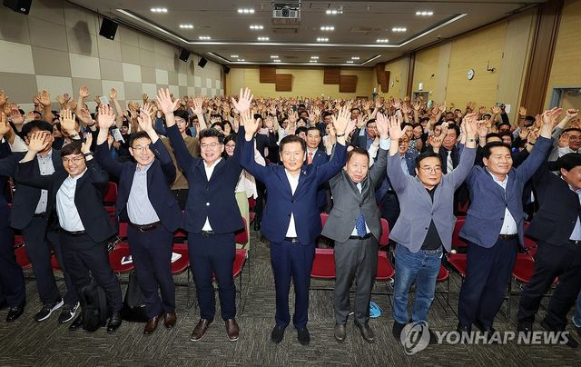 만세하는 정청래 국회의원