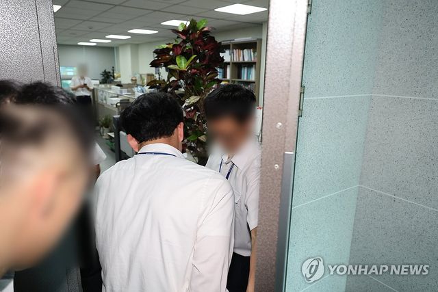 윤상현 의원실로 들어가는 국회사무처 직원들