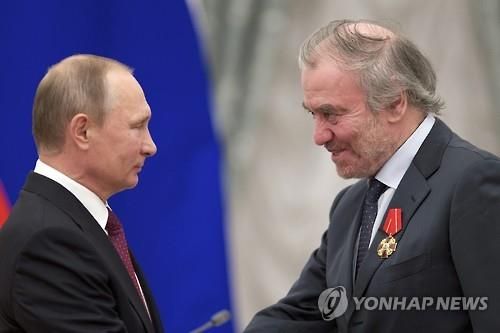 푸틴으로부터 훈장 받고 악수하는 게르기예프