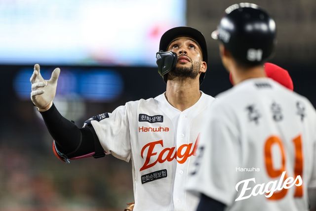 8일 KIA 전에서 출루한 뒤 기뻐하는 한화 리베라토(왼쪽)