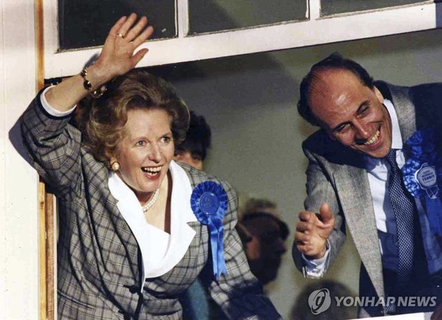 1987년 대처(왼쪽)와 함께 총선 승리를 축하하는 테빗