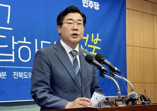 기자회견하는 민주당 박찬대 의원