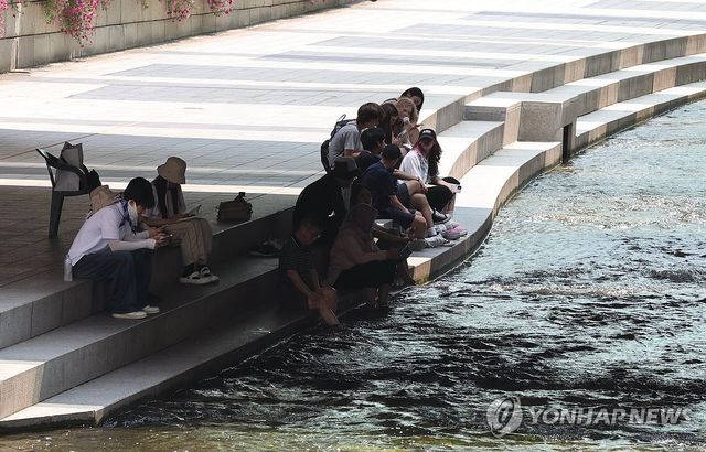 무더위 피해 그늘로