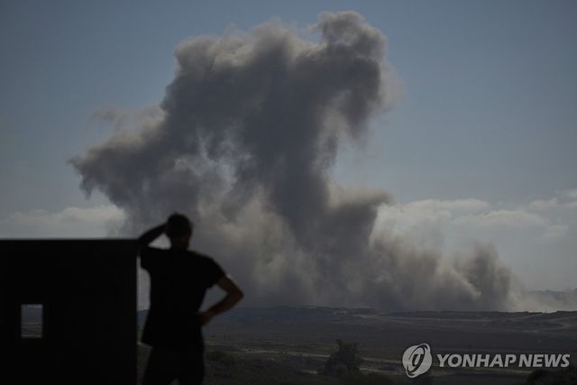 8일(현지시간) 가자 지구 포연 바라보는 남성