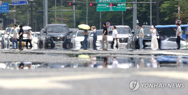 도로열에 피어오르는 아지랑이