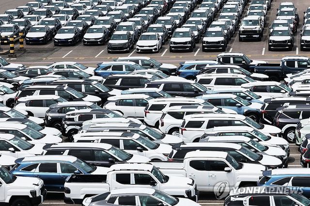 1일 경기도 평택항에 세워져 있는 수출용 자동차. [연합뉴스 자료사진]