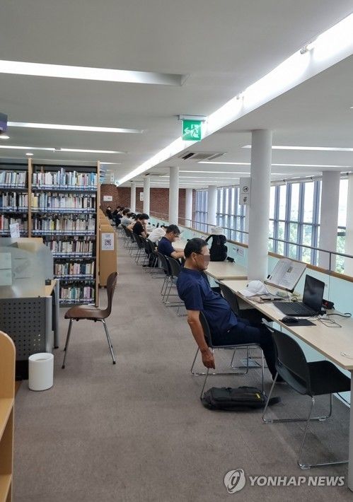 도서관에 들어찬 이용객들