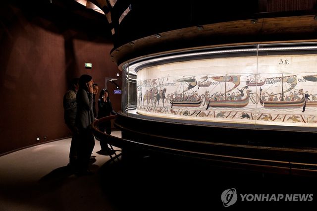프랑스 바이유 박물관에 전시된 바이유 태피스트리를 감상하는 관람객. 
