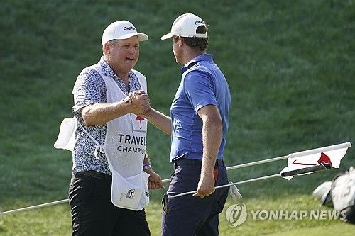 경기를 마치고 잉글리시와 악수하는 라슨.