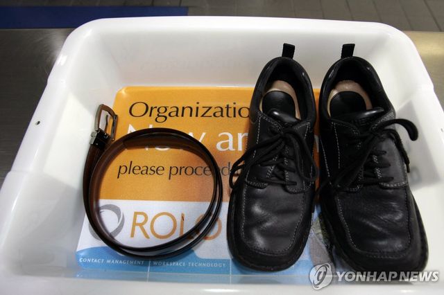 공항 보안 검색대에 벗어놓은 신발