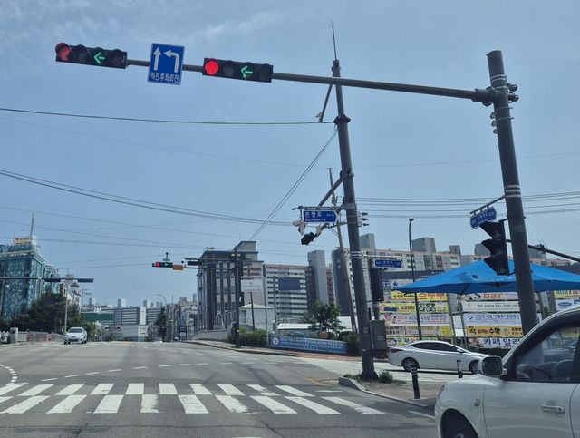 기울어진 속초 시내 신호등