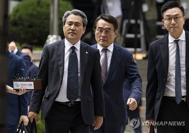 영장실질심사 출석하는 윤석열 전 대통령 변호인단