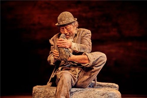 연극 '고도를 기다리며'에서 신발을 벗기 위해 애쓰고 있는 에스트라공(신구 분)