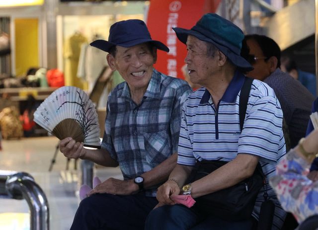 지하상가서 즐거운 시간 보내는 어르신