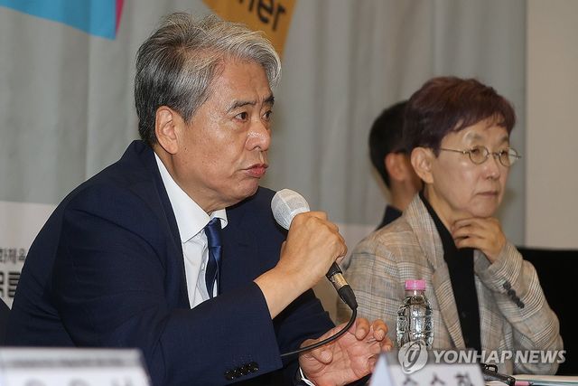 인사말하는 박인건 국립극장장