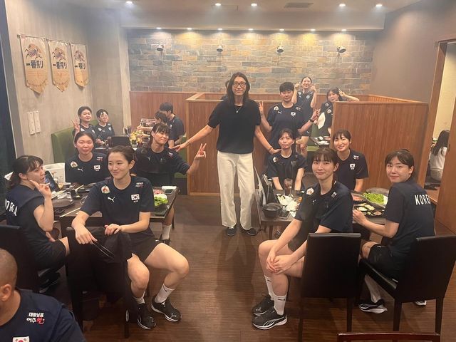 여자배구 대표팀 저녁 식사 자리에 함께한 김연경(중앙)