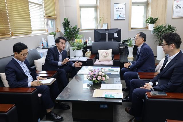 최재형 군수(왼쪽 두번째)가 보은군 농협지부를 찾은 모습