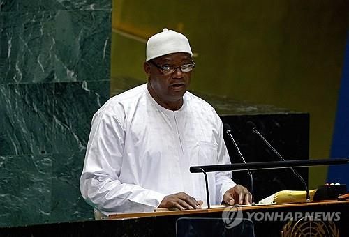 유엔 총회 연설하는 아다마 배로 감비아 대통령
