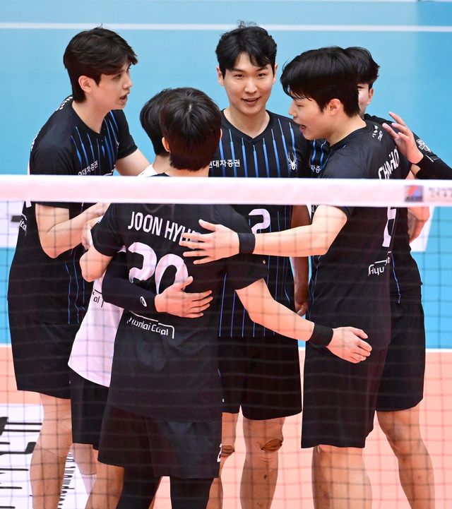 득점 후 기뻐하는 현대캐피탈 선수들