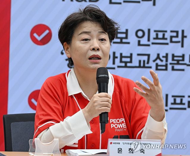 질문에 답변하는 윤희숙 정책총괄본부 공약개발단장