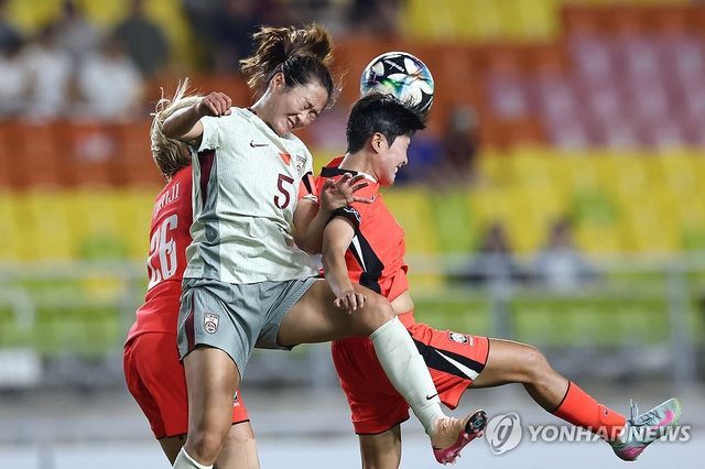 헤딩 경합 펼치는 지소연