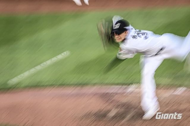 역동적인 홍민기의 투구