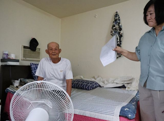 선풍기 쐬는 김광수씨