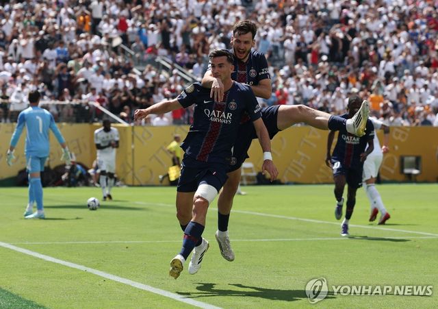 선제골 넣고 기뻐하는 파비안 루이스(왼쪽)와 흐비차 크바라츠헬리아