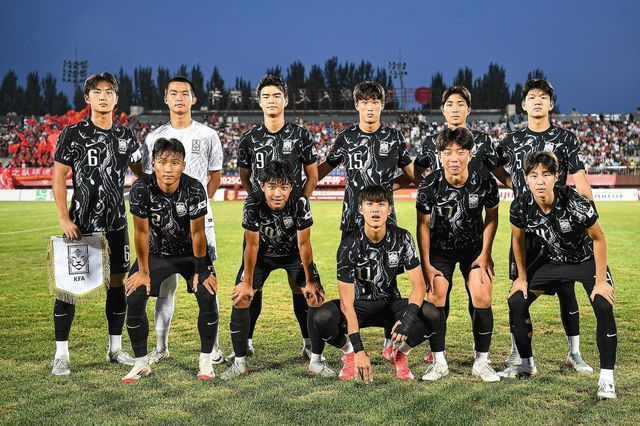 중국과 경기에 선발 출전한 한국 16세 이하 남자 대표팀 선수들.
