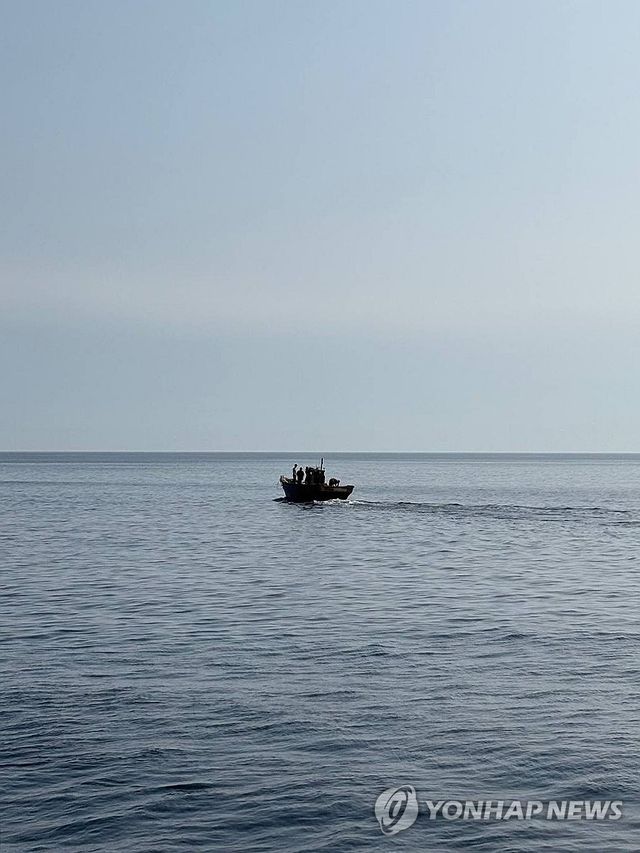 북으로 돌아가는 북한 주민 선박