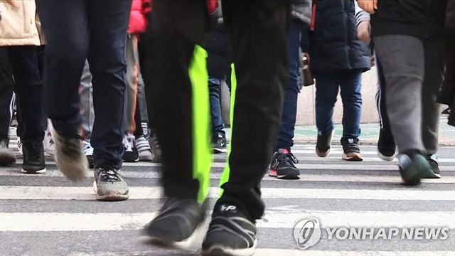 횡단보도를 건너는 초등학생
