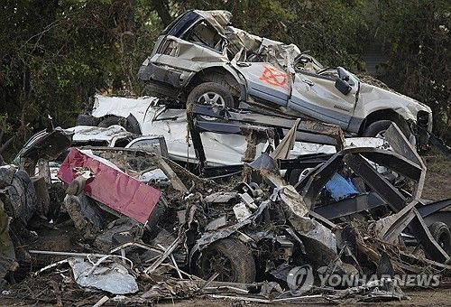 텍사스 홍수로 파괴된 차량