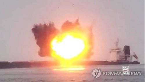 후티가 2024년 공개한 그리스 상선 공격 장면(기사와 직접 관련 없음)