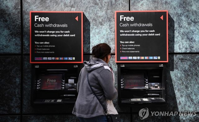 런던 거리의 ATM 기기