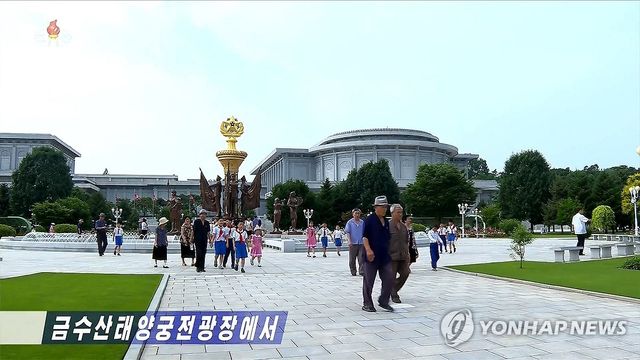 김일성 31주기에 금수산태양궁전광장 찾은 북한 주민들