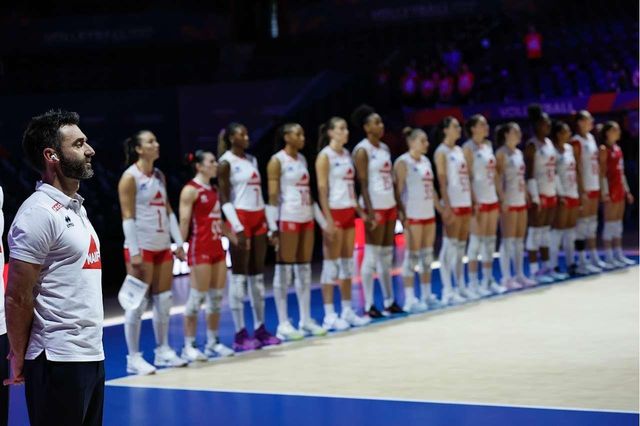 곤살레스 감독(왼쪽)과 프랑스 여자배구 대표팀 선수들