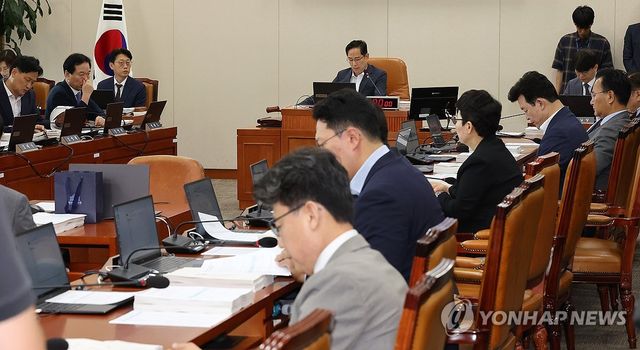 의사봉 두드리는 박수영 간사