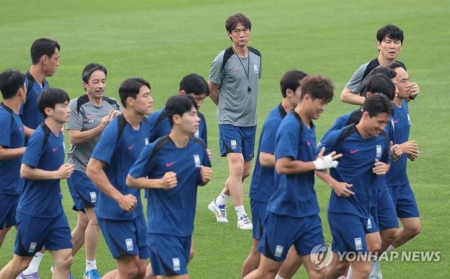 선수들 지켜보는 홍명보 감독