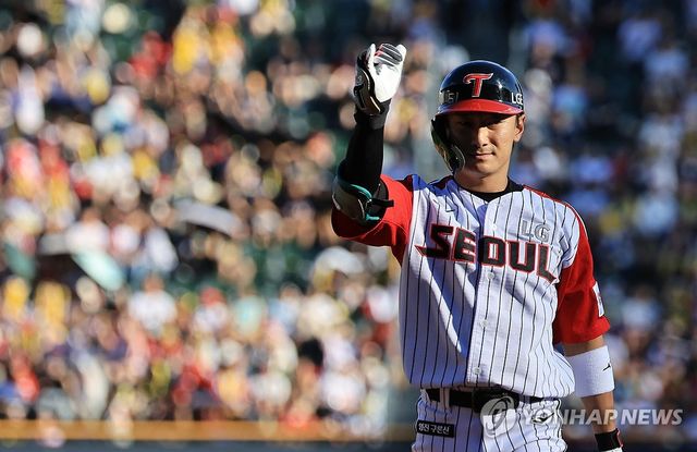 선취점 환호하는 신민재