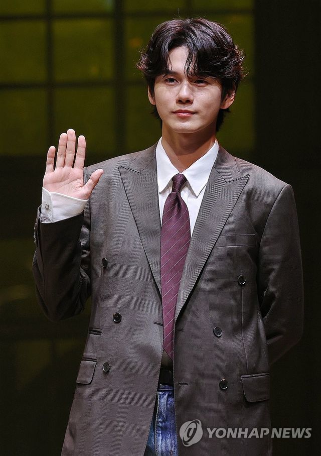 포즈 취하는 옹성우