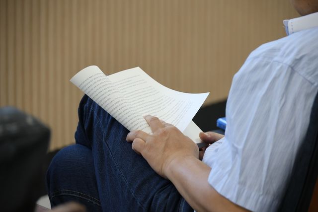 시원한 도서관 안에서 독서하는 시민