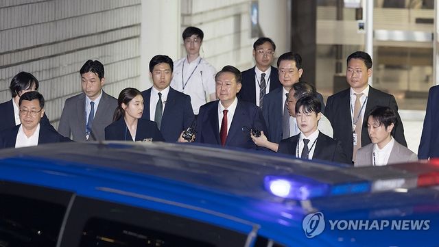 호송차량 향하는 윤석열 전 대통령