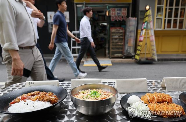 계속 오르는 외식 물가